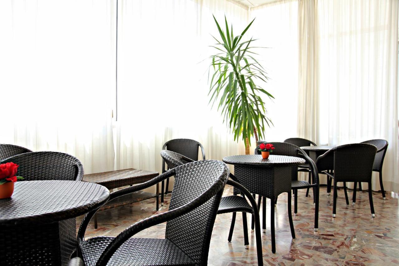 Hotel Morolli Rimini Exteriör bild